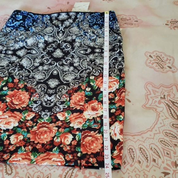 Boston Proper Mirrored Vase Skirt. Floral Pencil - Picture 10 of 13